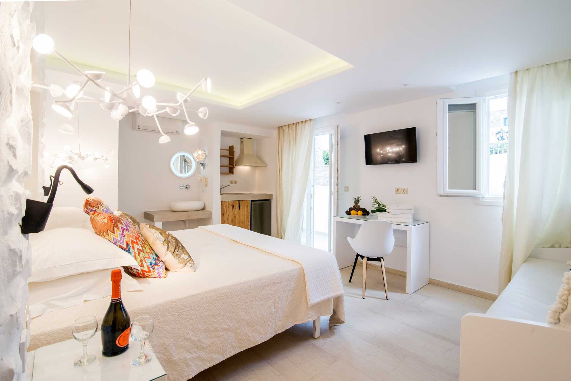 Enrumslägenhet i nedsänkt markplan på hotell Spiros i Naxos stad.