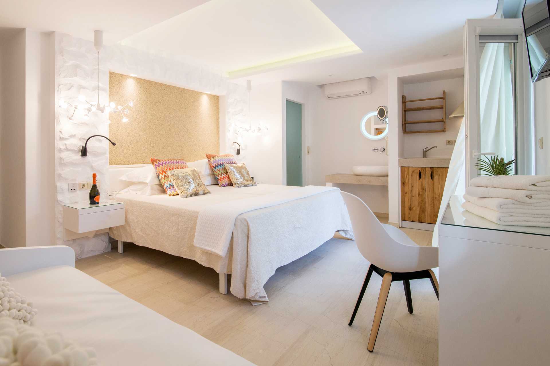 Enrumslägenhet i nedsänkt markplan på hotell Spiros i Naxos stad.