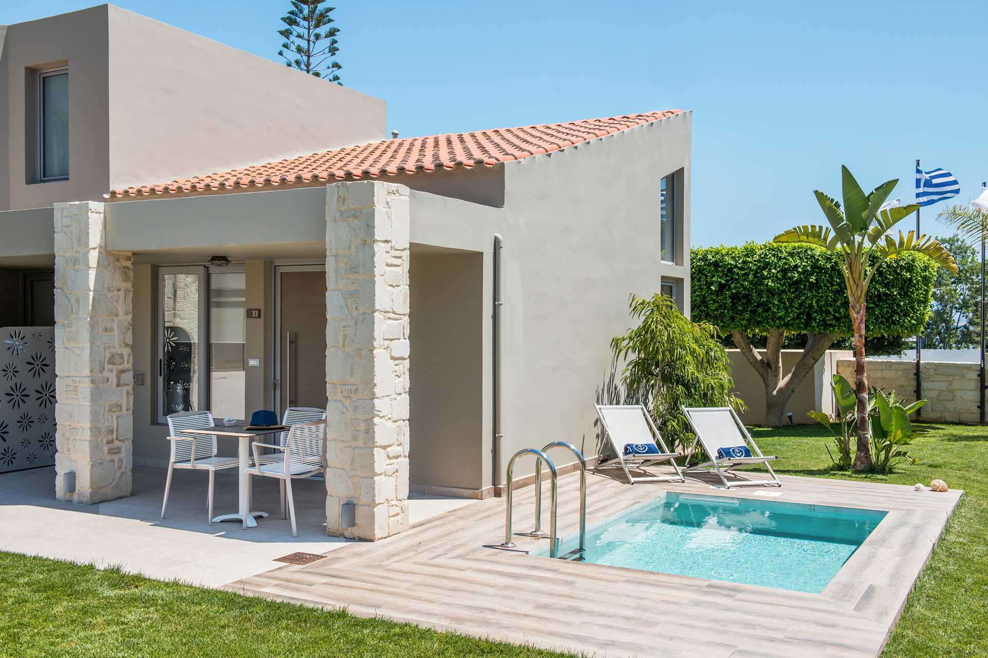 Enrumslägenhet med privat pool på Stellina Village Resort, Kreta, Grekland.