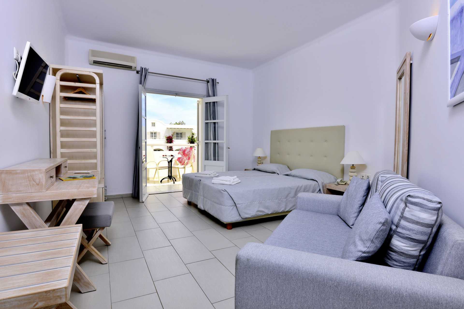 Enrumslägenhet på hotell Aegean Plaza på Santorini, Grekland.