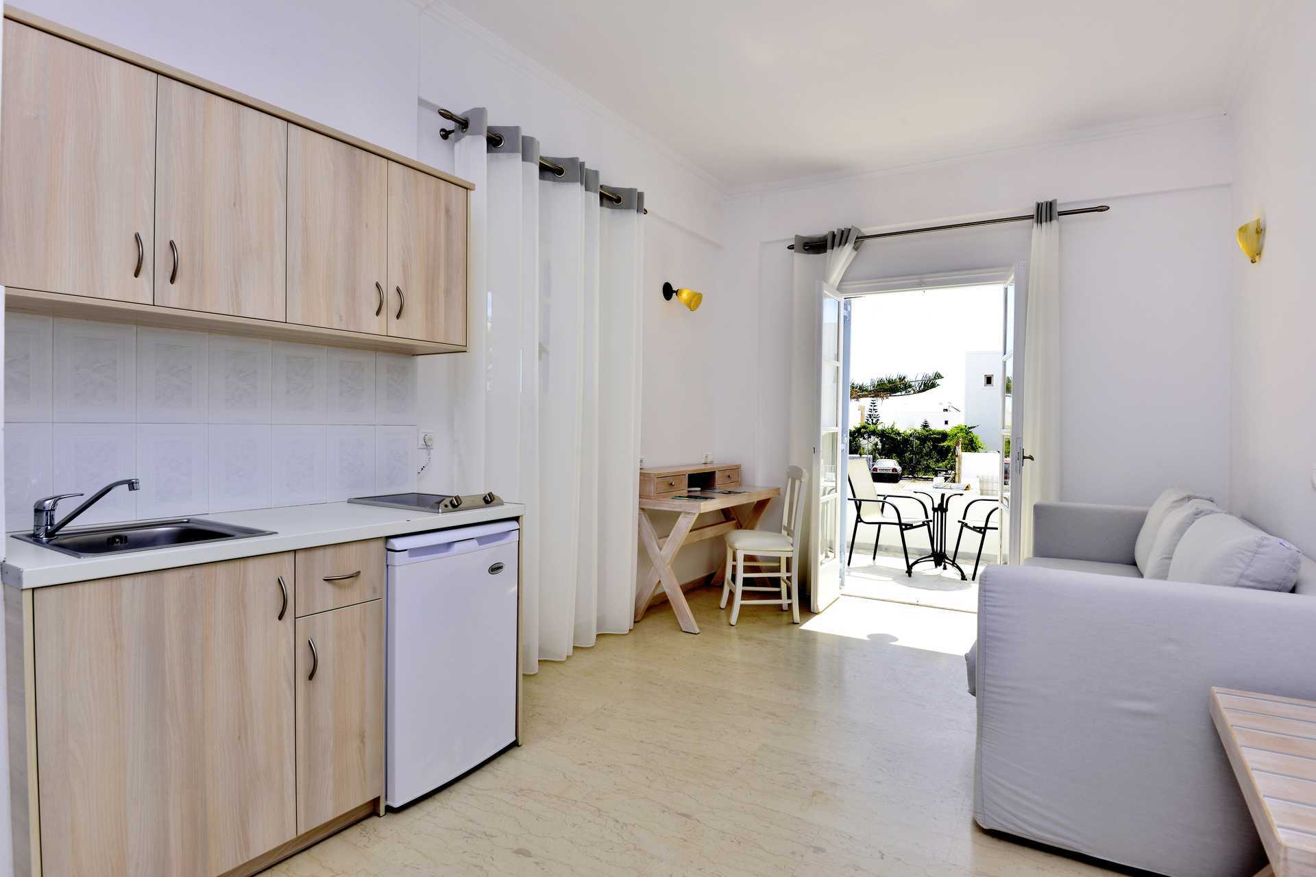 Enrumslägenhet på hotell Aegean Plaza på Santorini, Grekland.