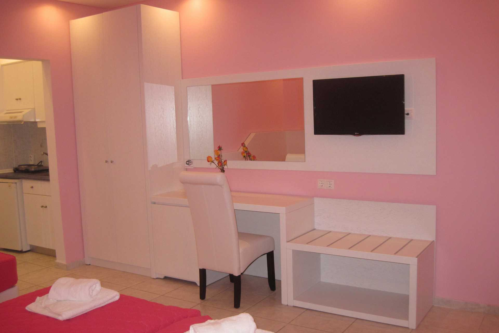 Enrumslägenhet på hotell Elias i Megali Ammos på Skiathos, Grekland.