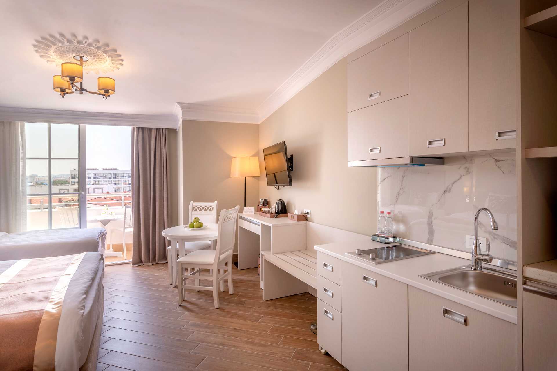 Enrumslägenhet på hotell Fafa Grand Blue i Durres Riviera i Albanien.