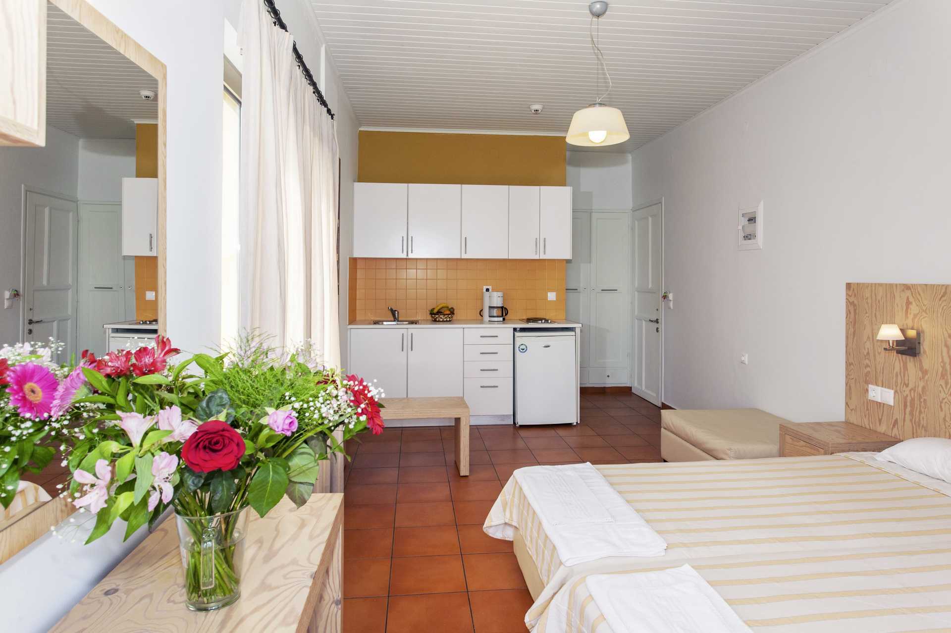 Enrumslägenhet på hotell Faros i Kato Stalos, Kreta.