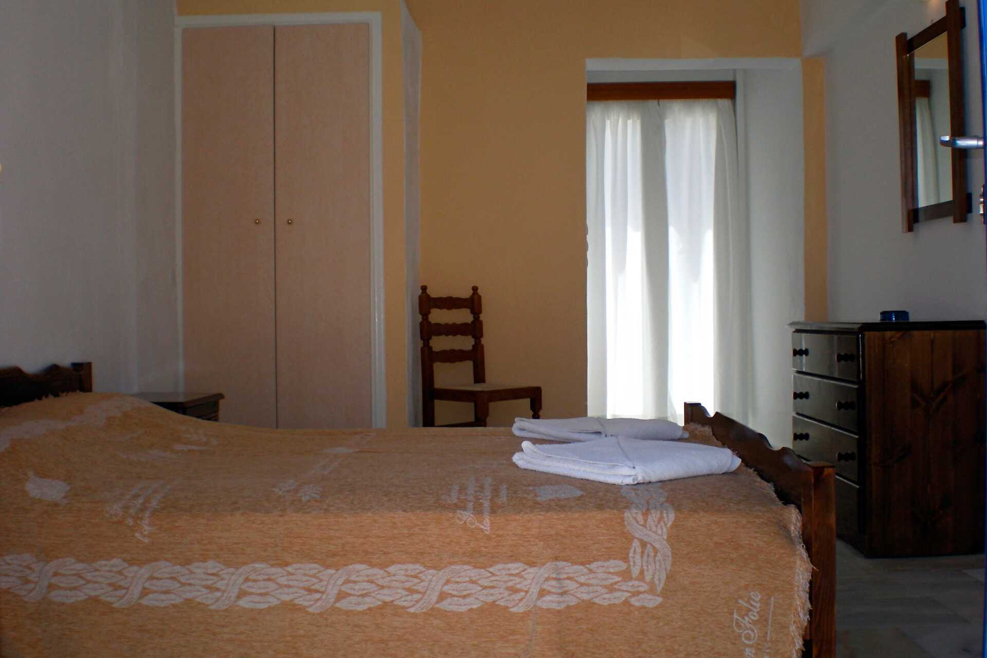 Enrumslägenhet på hotell Gardenia på Santorini, Grekland.