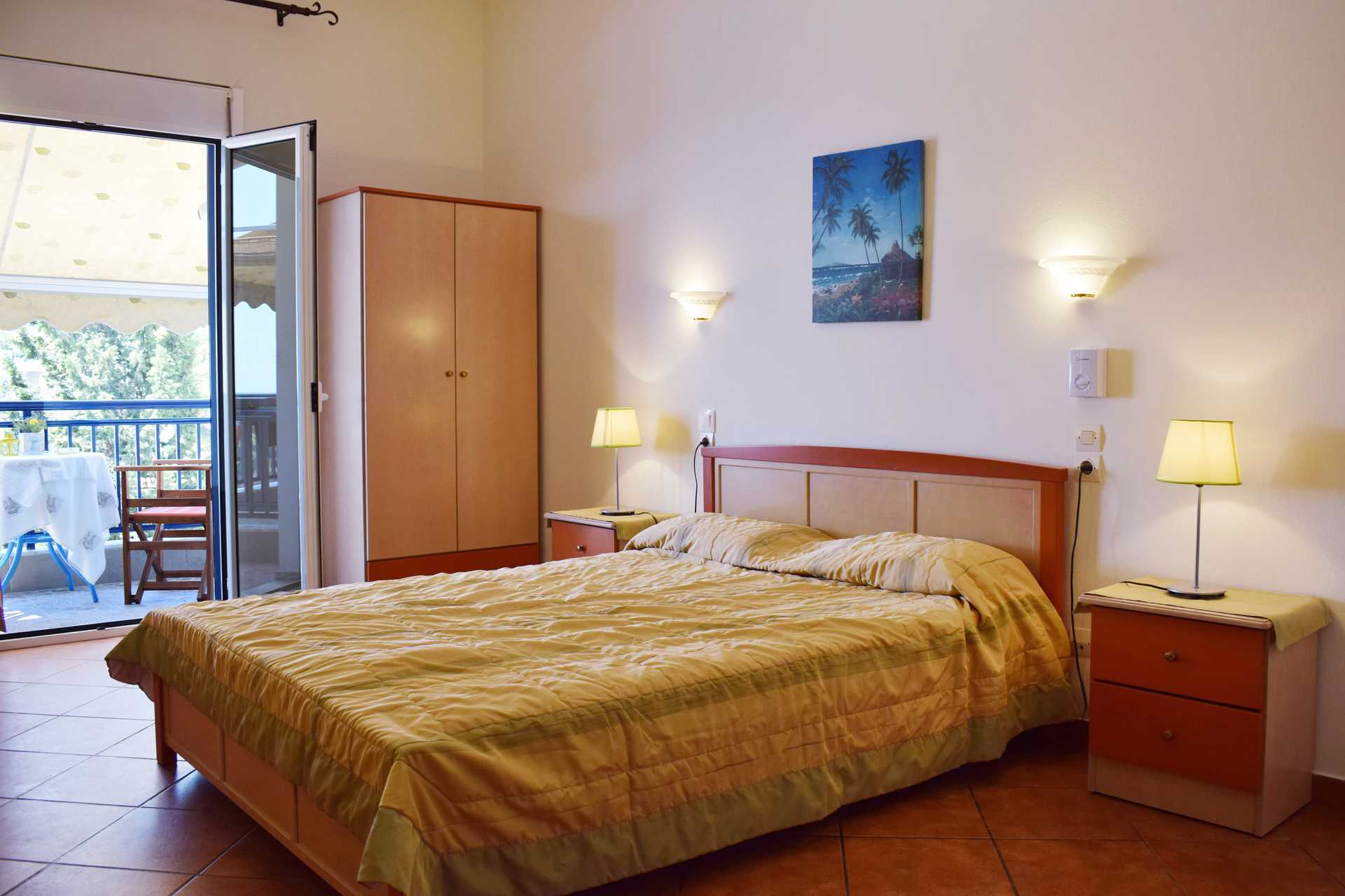 Enrumslägenhet på hotell Hippocampus på Alonissos, Grekland.