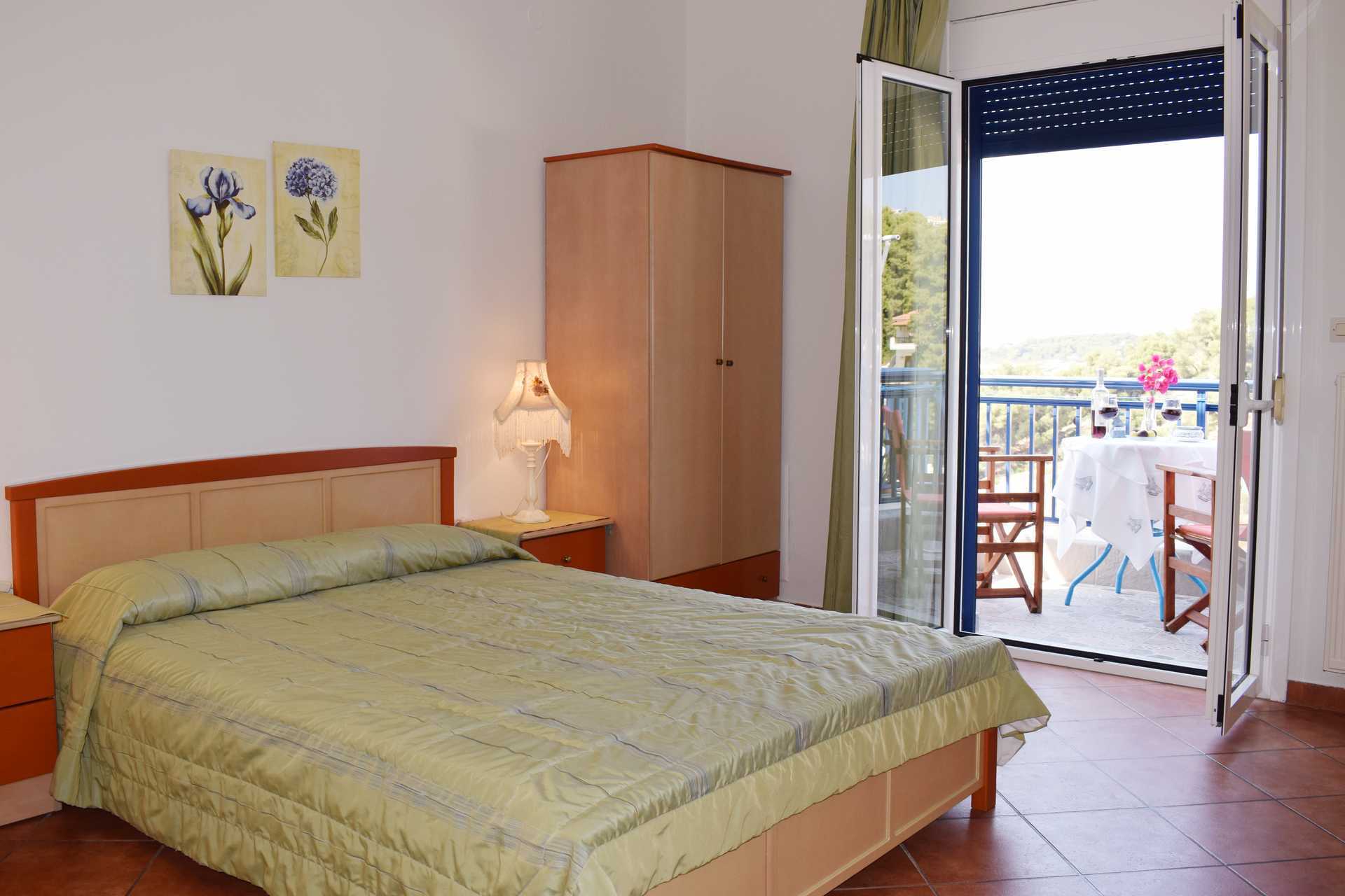 Enrumslägenhet på hotell Hippocampus på Alonissos, Grekland.