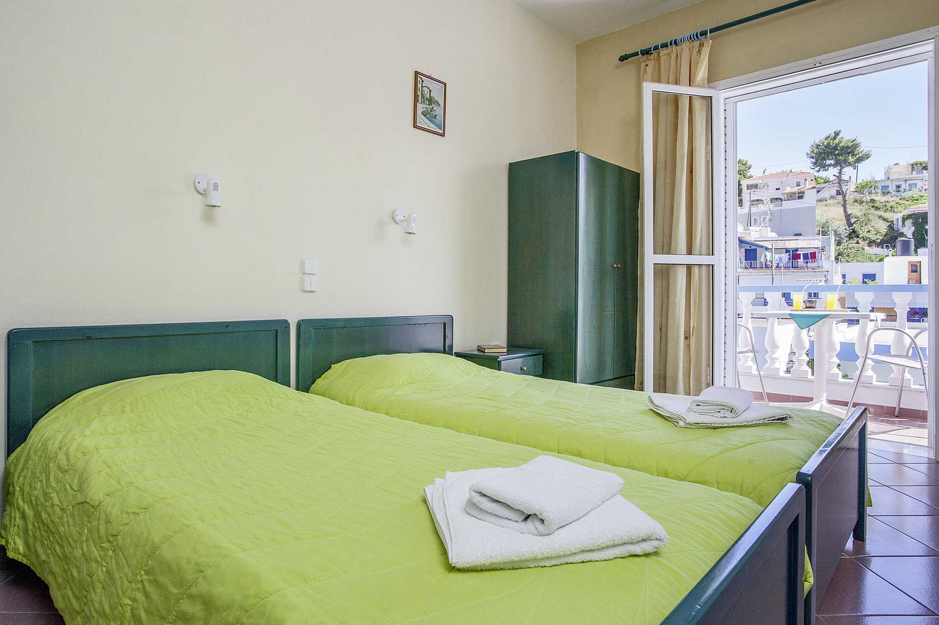 Enrumslägenhet på hotell Ilias på Alonissos, Grekland.