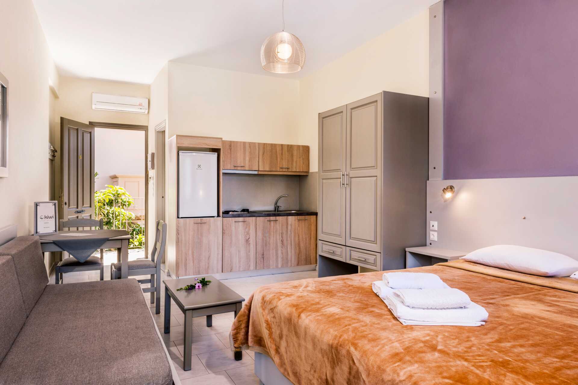 Enrumslägenhet på hotell Kiwi i Agii Apostoli på Kreta, Grekland