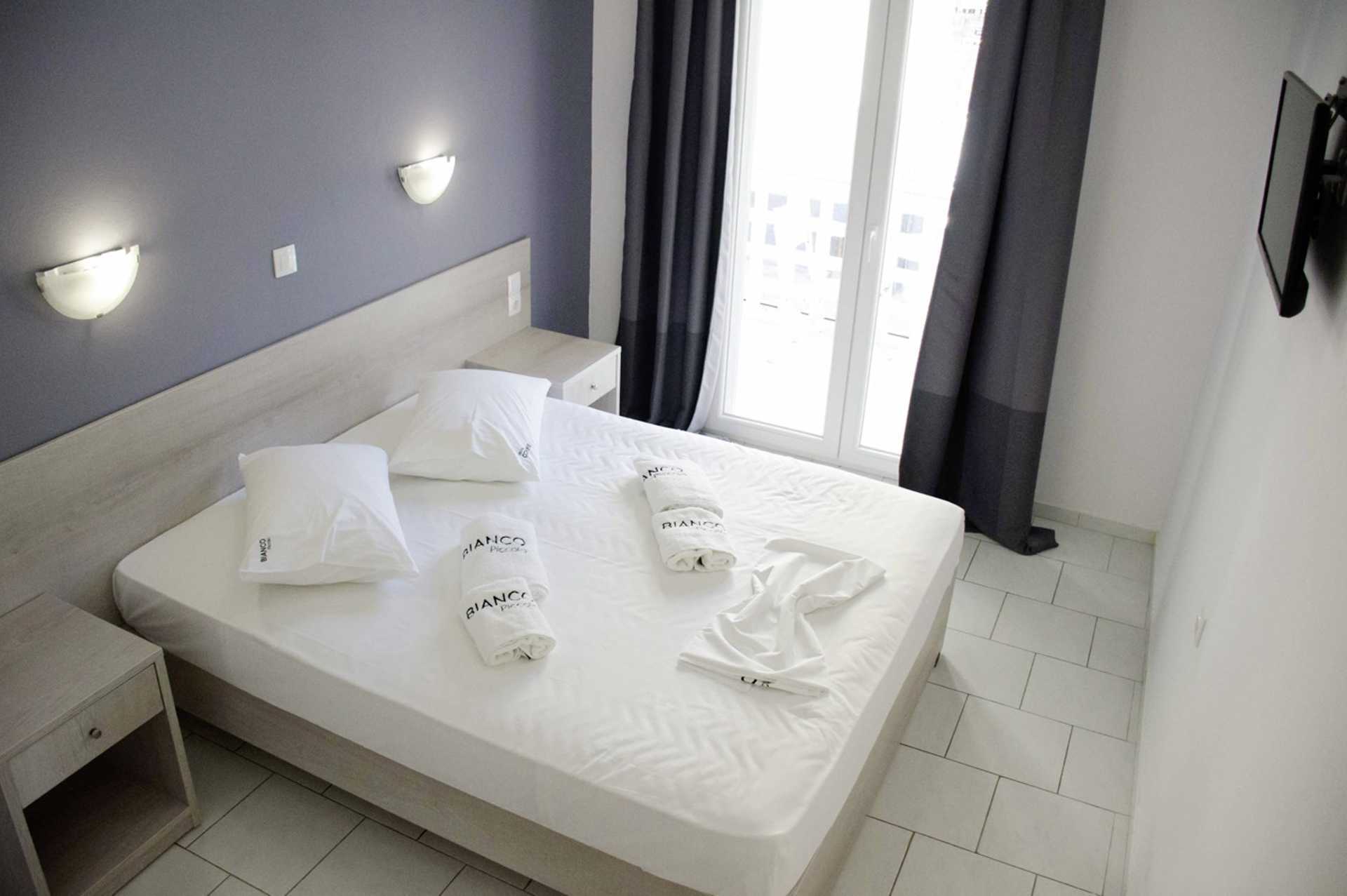 Enrumslägenhet på hotell Piccolo Bianco i Parga, Grekland.