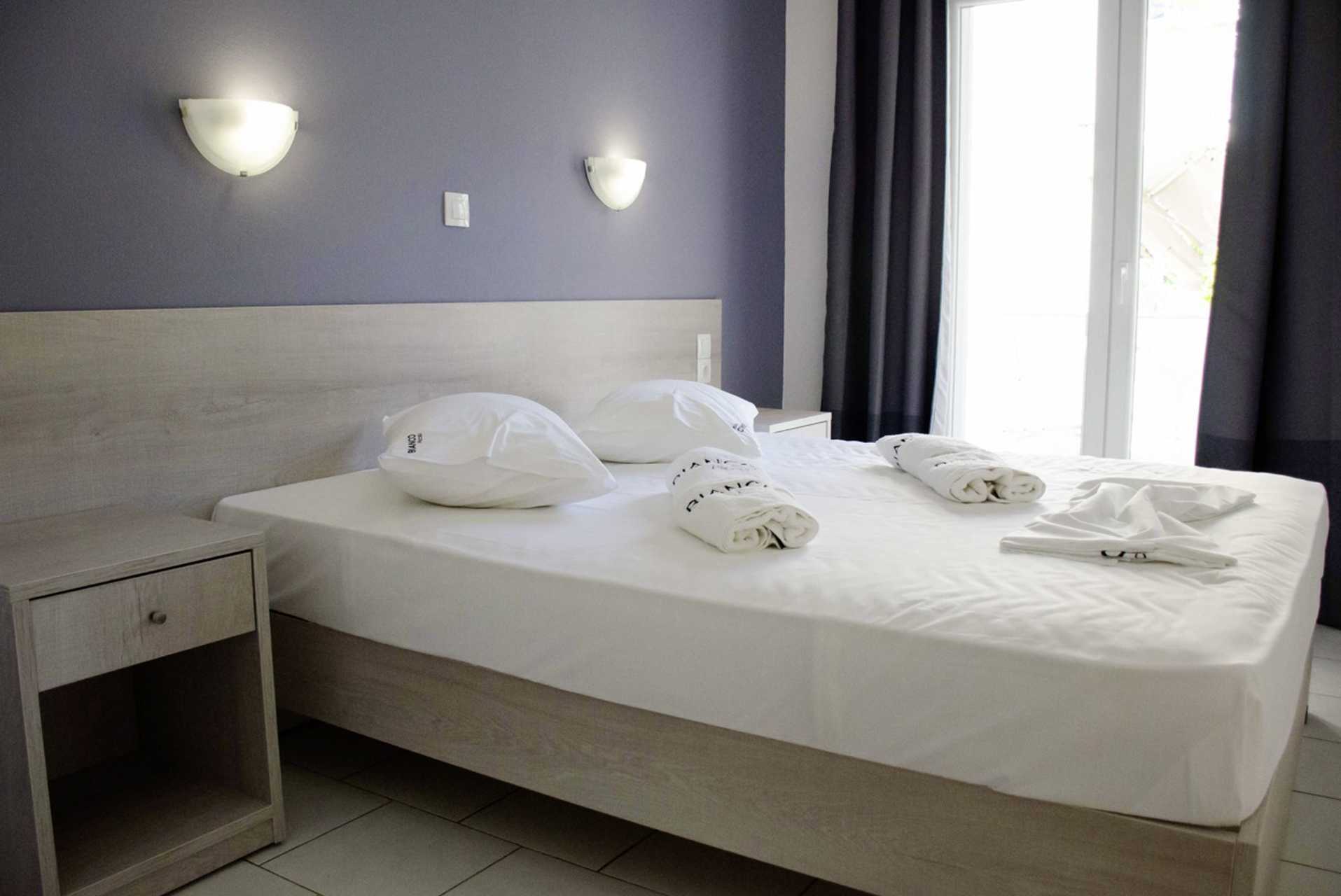 Enrumslägenhet på hotell Piccolo Bianco i Parga, Grekland.