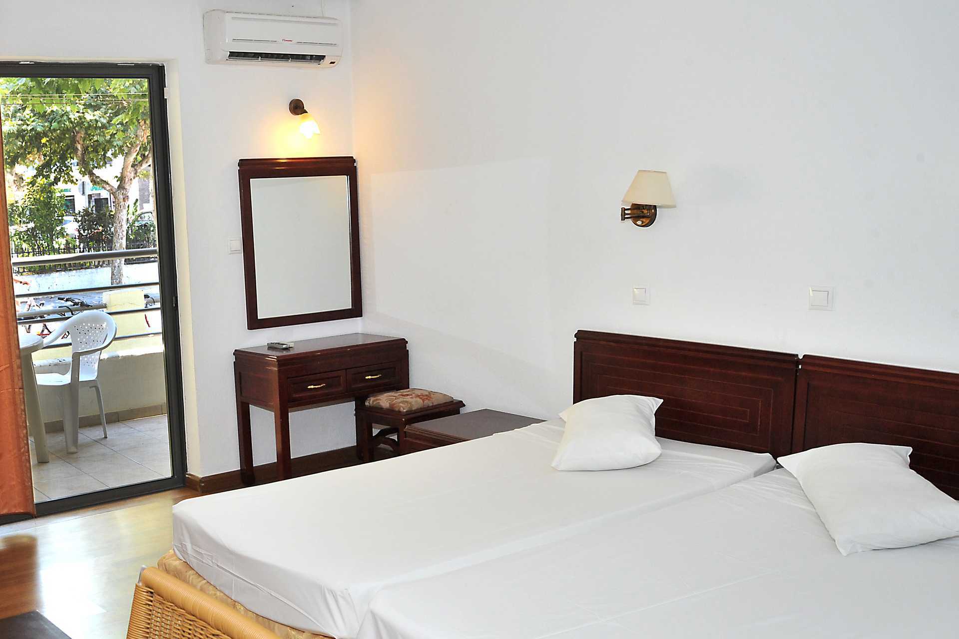 Enrumslägenhet på hotell Santa Marina i Kos stad på Kos, Grekland.