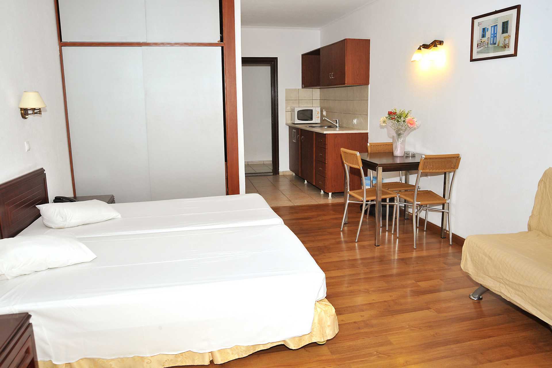 Enrumslägenhet på hotell Santa Marina i Kos stad på Kos, Grekland.