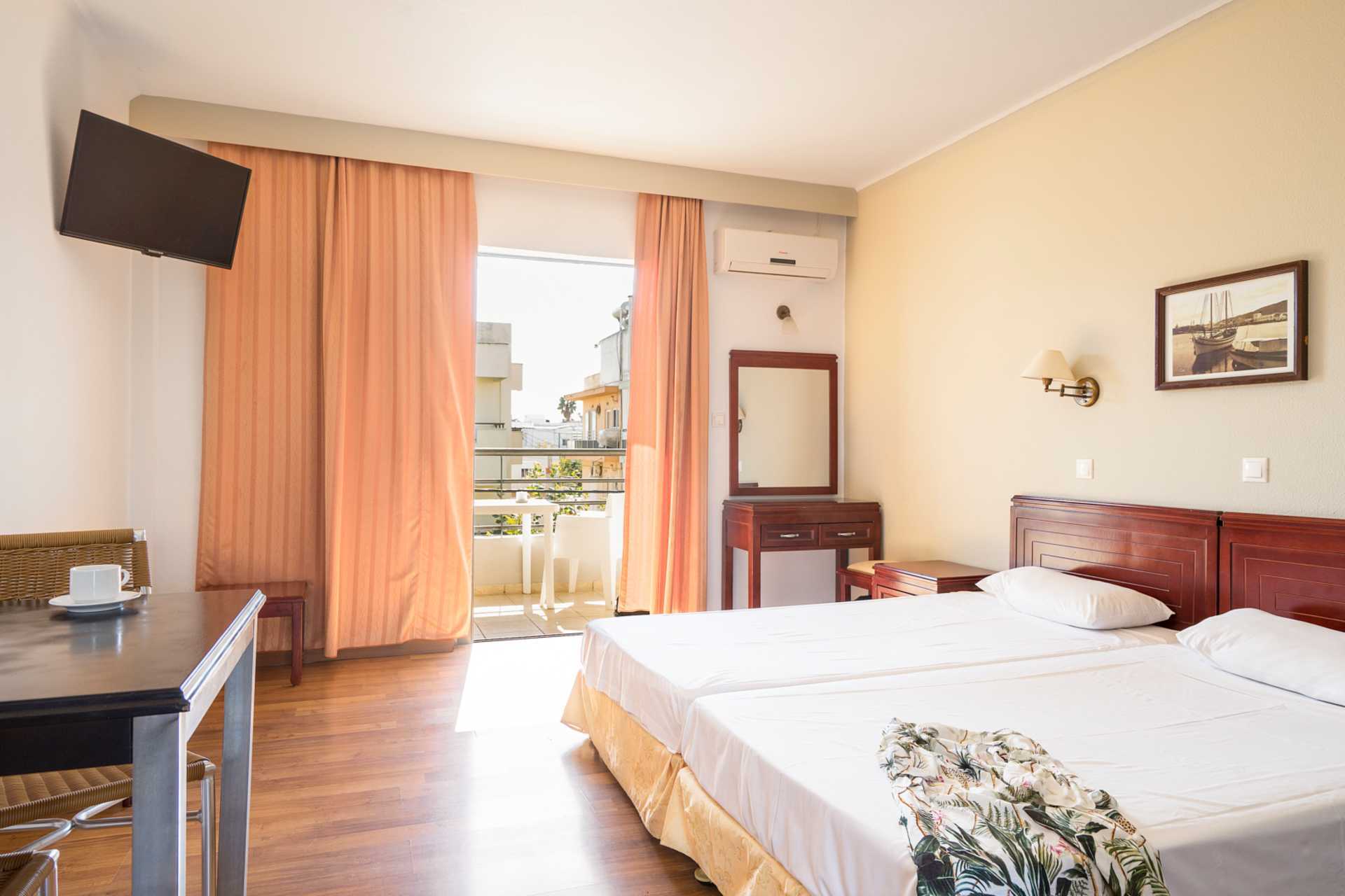 Enrumslägenhet på hotell Santa Marina i Kos stad på Kos, Grekland.