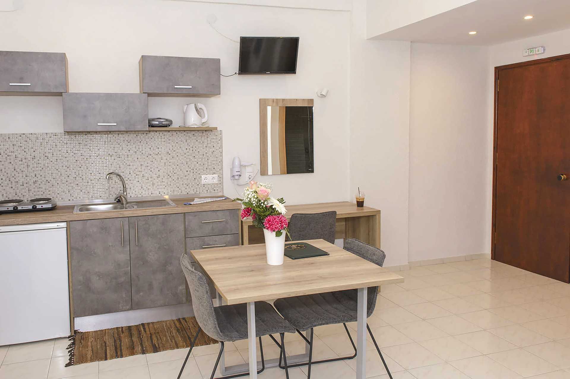 Enrumslägenhet på hotell Smaragda Beach i Votsalakia på Samos, Grekland.