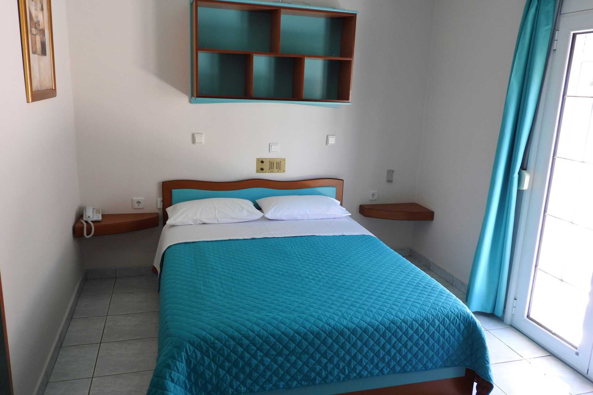 Enrumslägenhet på hotell Villa Andreas i Ammoudia, Grekland.