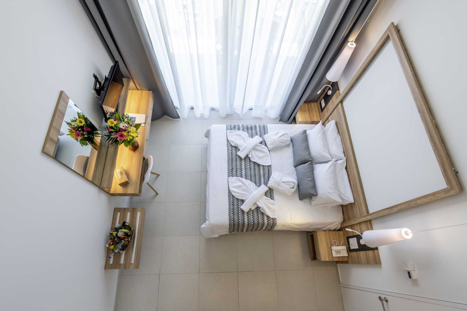 Enrumslägenhet superior med 2 ord. bäddar i etage på Kiani Beach Resort i Kalives, Kreta.