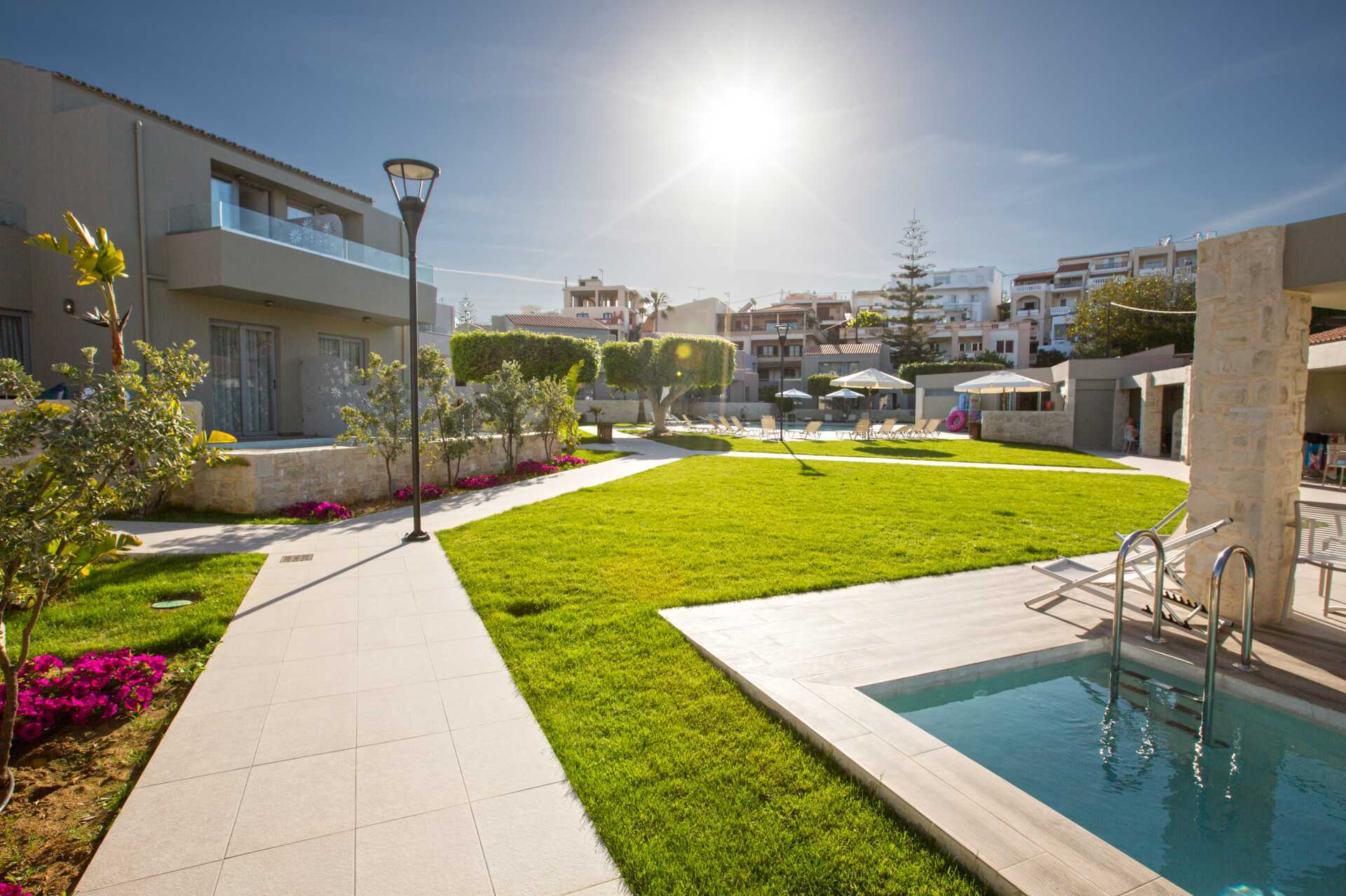 Enrumslägenheter med privat pool på Stellina Village Resort, Kreta.