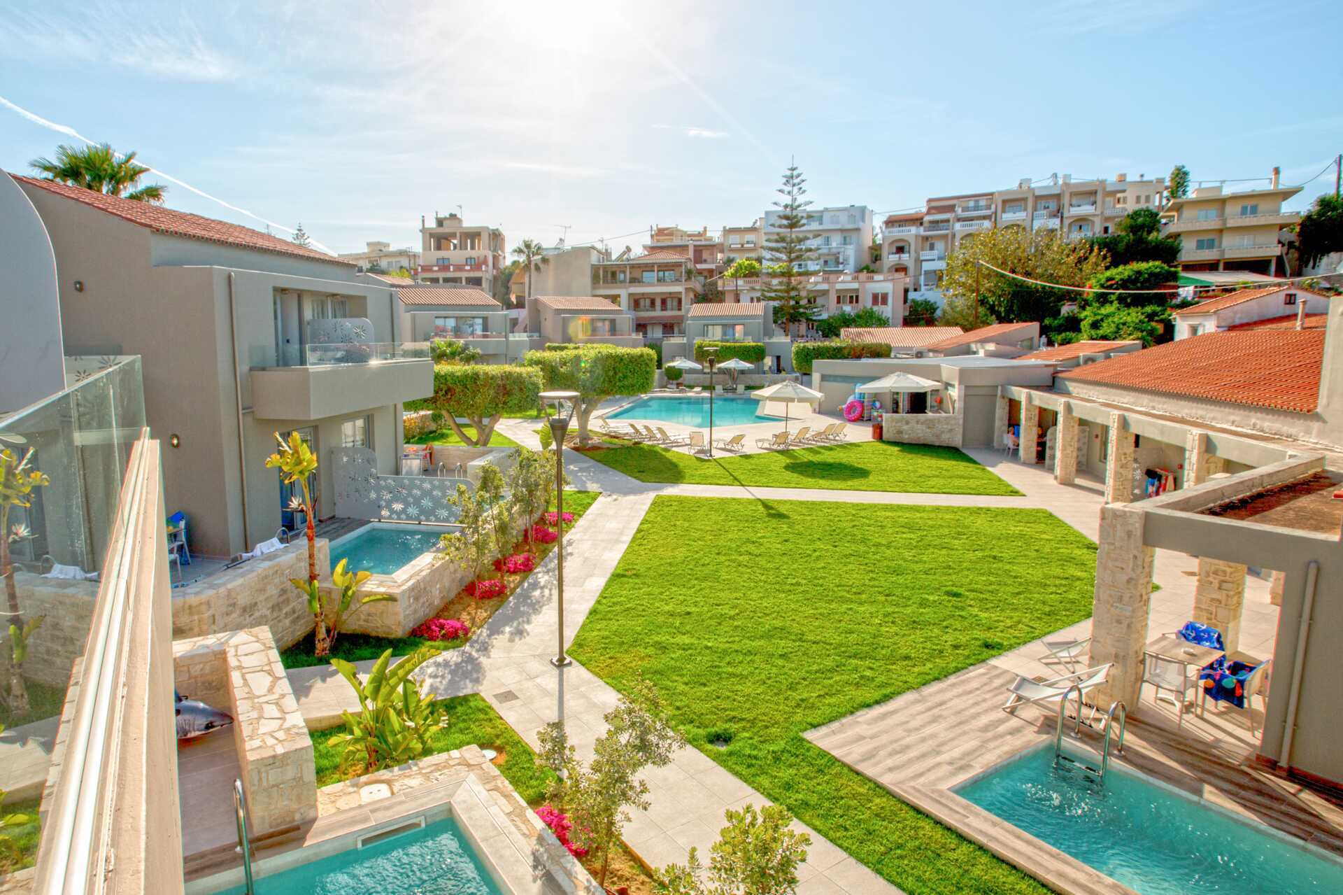 Enrumslägenheter med privat pool på Stellina Village Resort, Kreta.