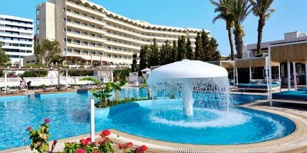 Poolområde på hotell Epsilon på Rhodos, Grekland.