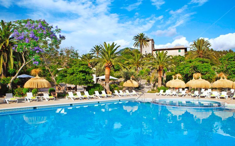 Poolområde på hotell Es Port i Puerto de Sóller, Mallorca.