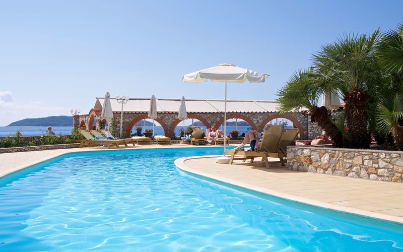 Pool på hotell Esperides på Skiathos, Grekland.