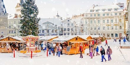 Julmarknad på Rådhustorget i Tallinn, Estland.