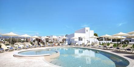 Nybyggt poolområde på hotell Evdokia på Naxos.