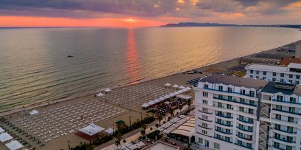 Stranden vid hotell Fafa Grand Blue i Durres Riviera i Albanien.