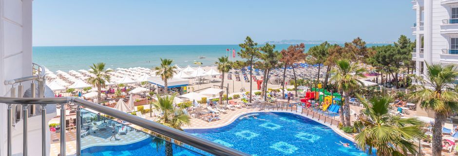 Poolområdet på hotell Fafa Grand Blue i Durres Riviera i Albanien.