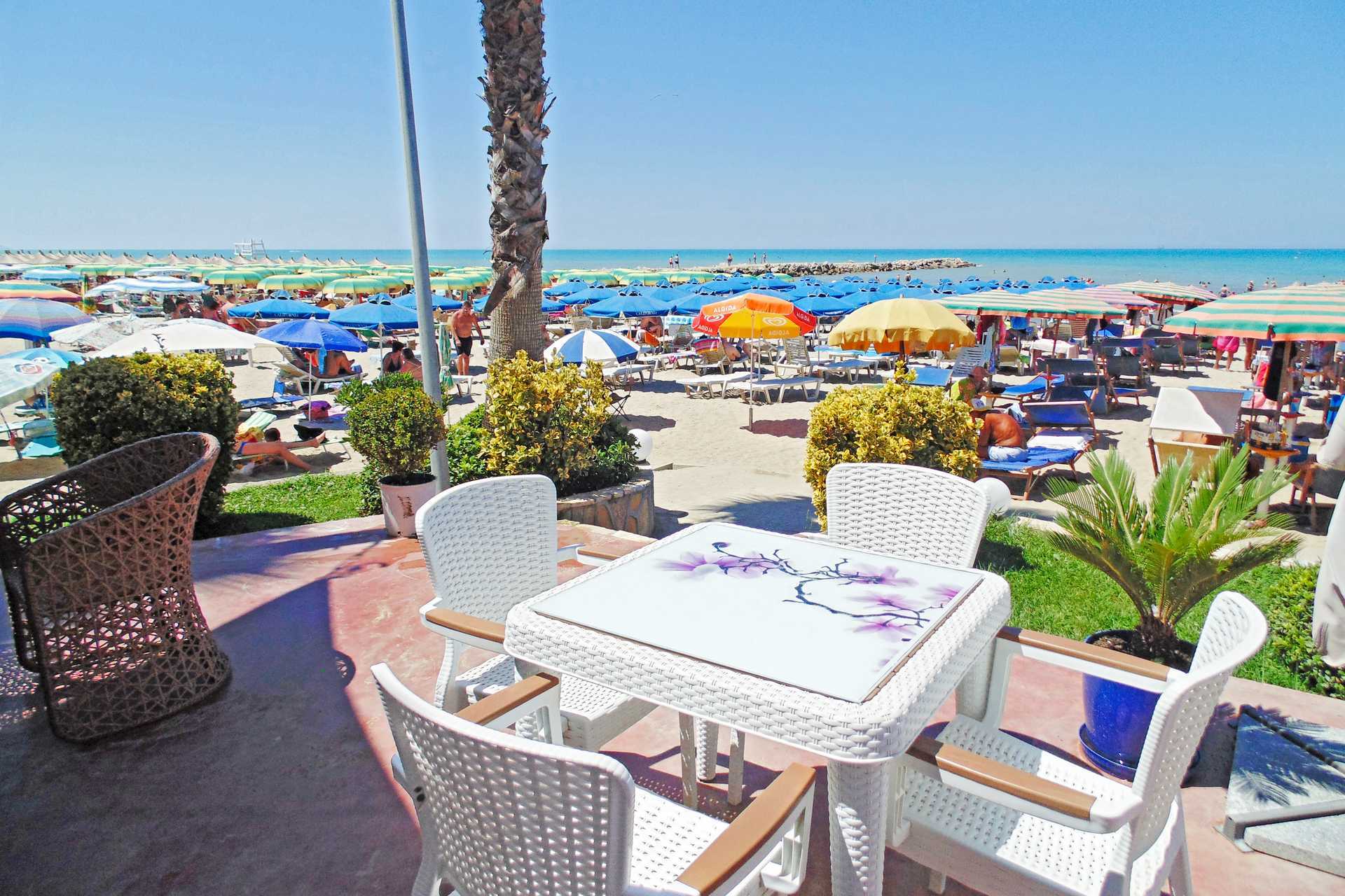 Restaurang på hotell Fafa Premium vid Durres riviera i Albanien.