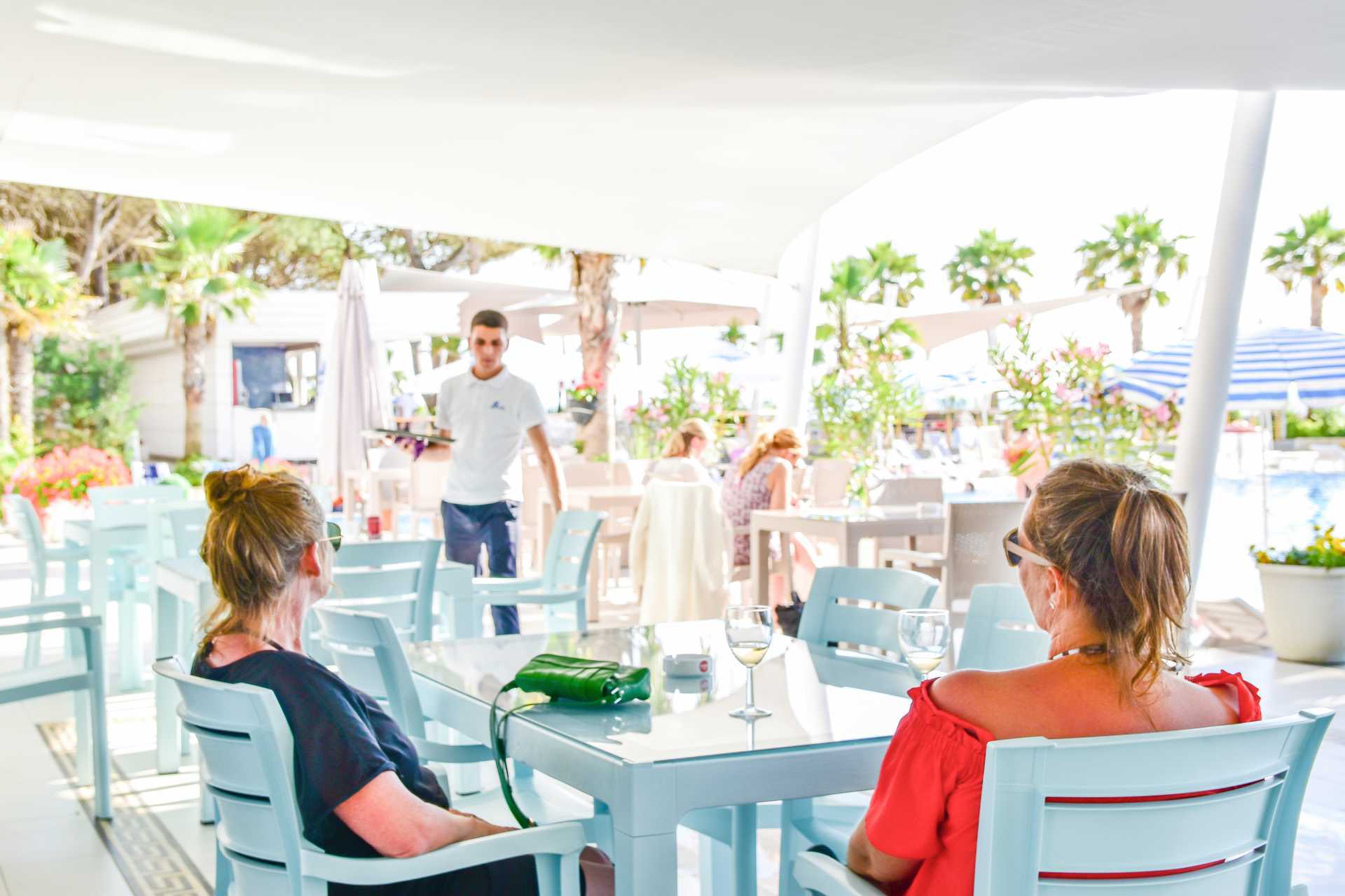 Restaurang på hotell Fafa Premium vid Durres riviera i Albanien.