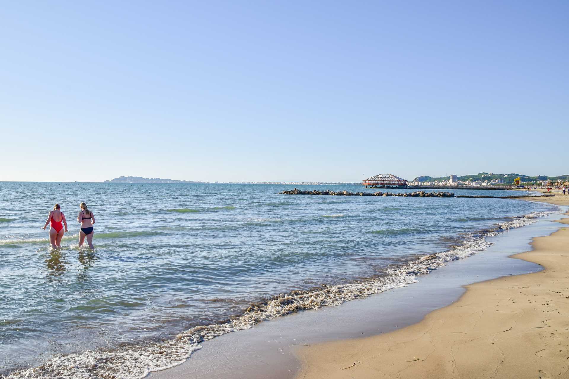 Stranden vid hotell Fafa Premium vid Durres riviera i Albanien.