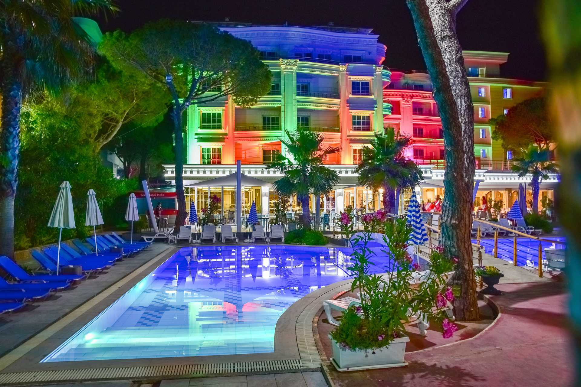 Poolområdet på hotell Fafa Premium vid Durres riviera i Albanien.