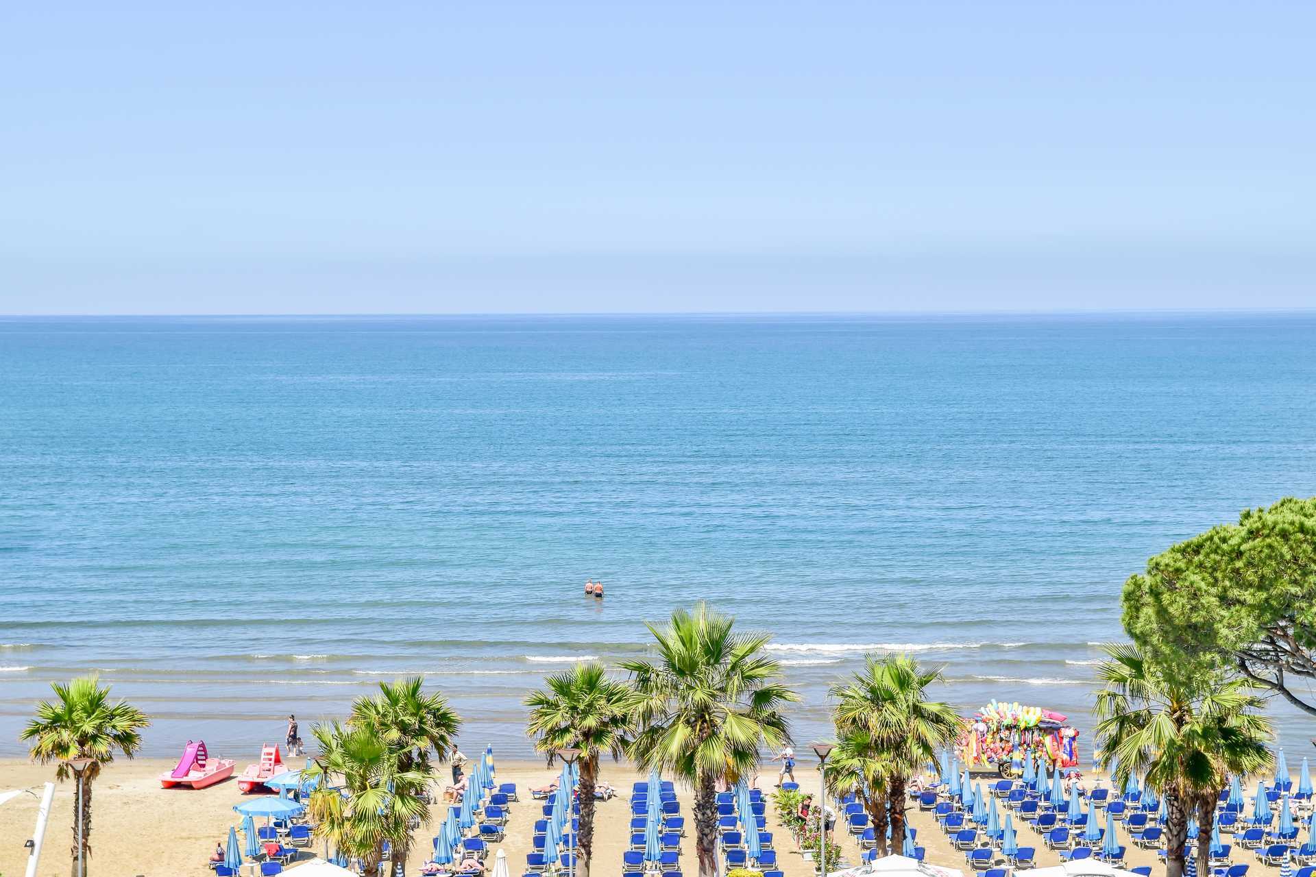 Stranden vid hotell Fafa Premium vid Durres riviera i Albanien.