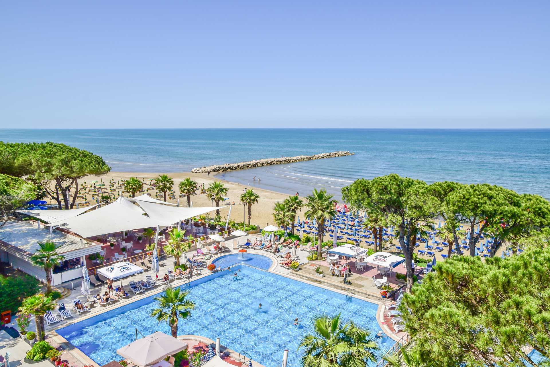 Poolområdet på hotell Fafa Premium vid Durres riviera i Albanien.