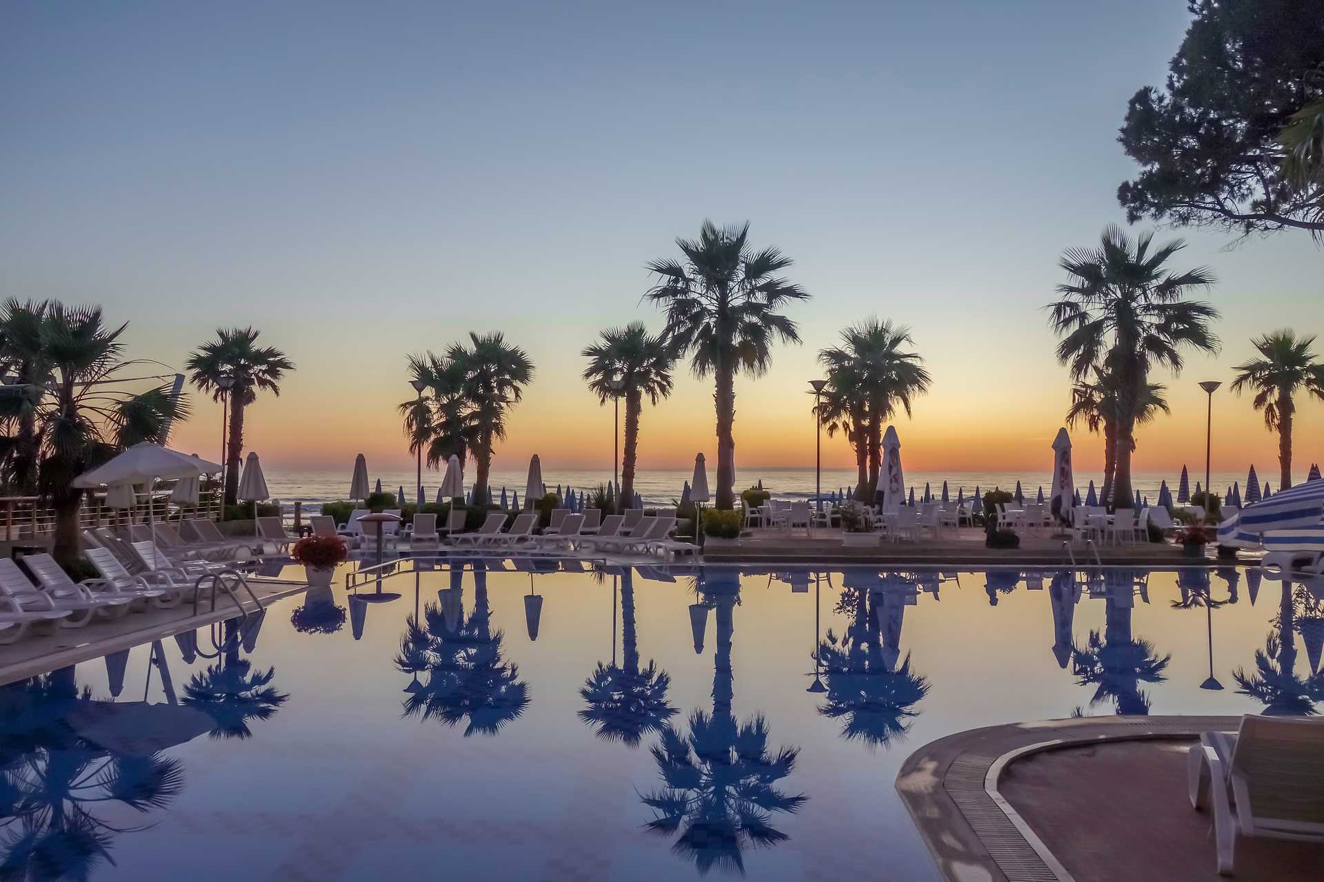 Poolområdet på hotell Fafa Premium vid Durres riviera i Albanien.