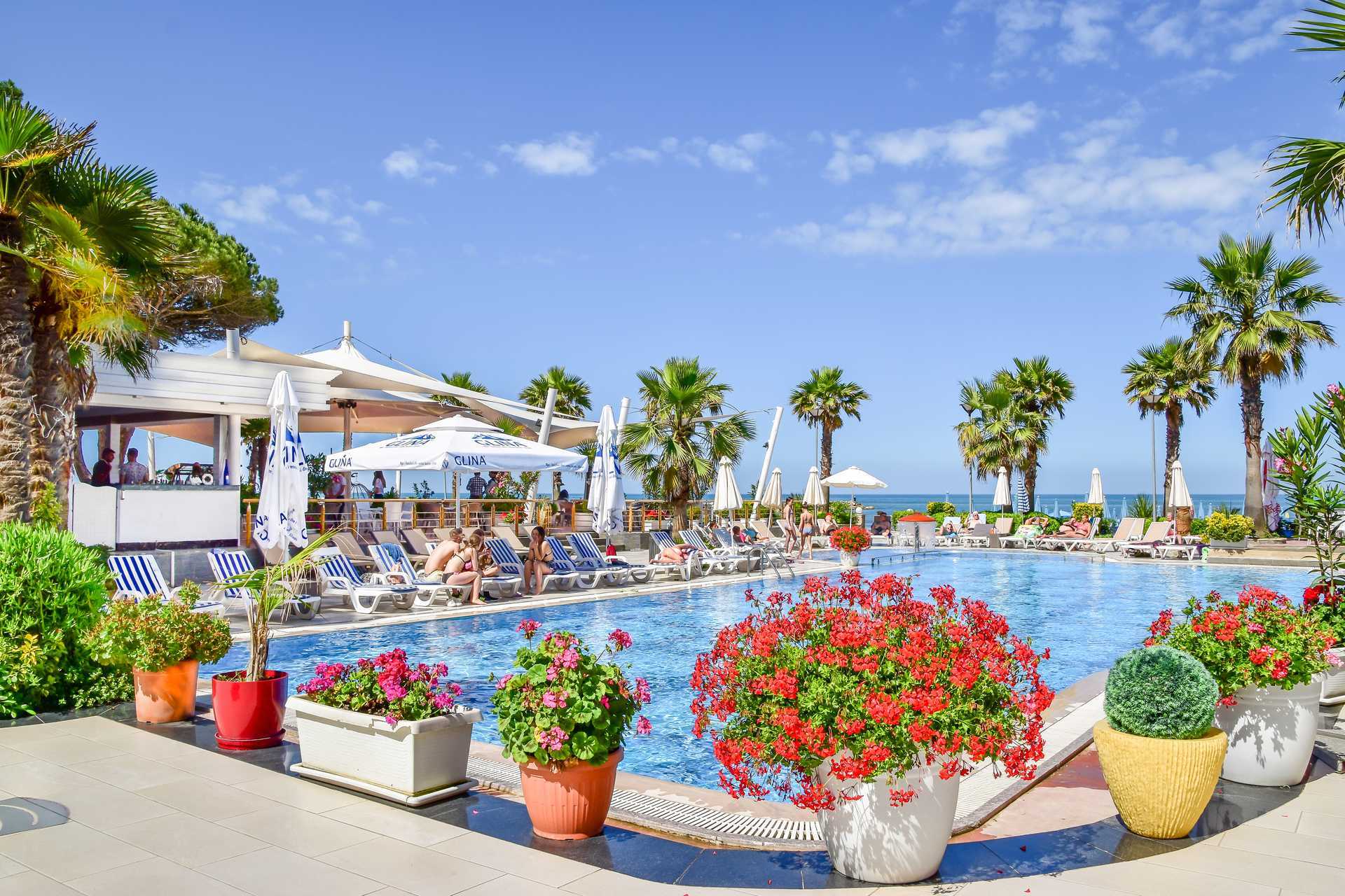 Poolområdet på hotell Fafa Premium vid Durres riviera i Albanien.