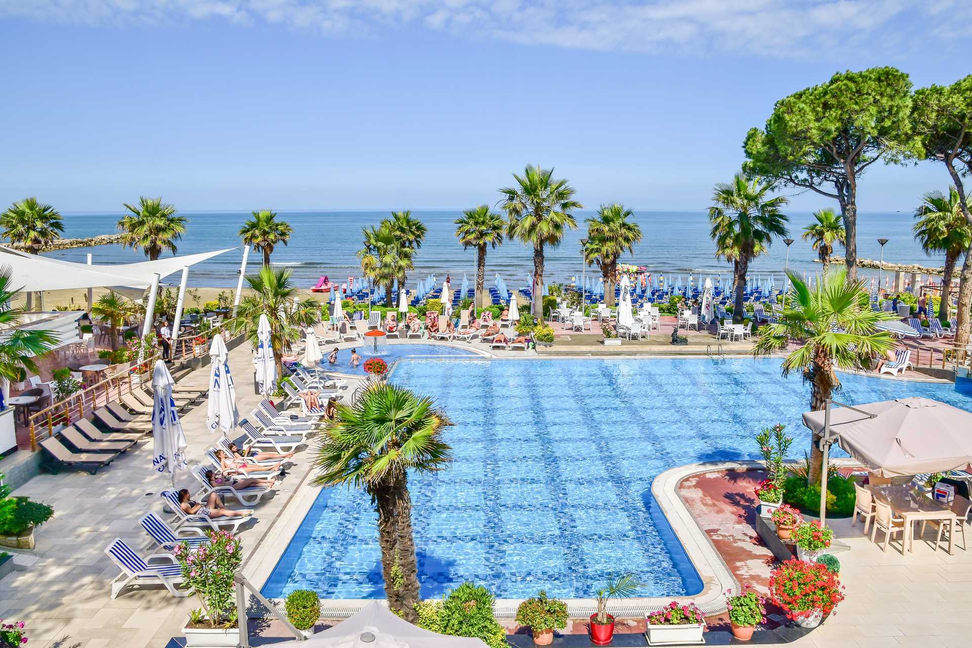 Poolområdet på hotell Fafa Premium vid Durres riviera i Albanien.