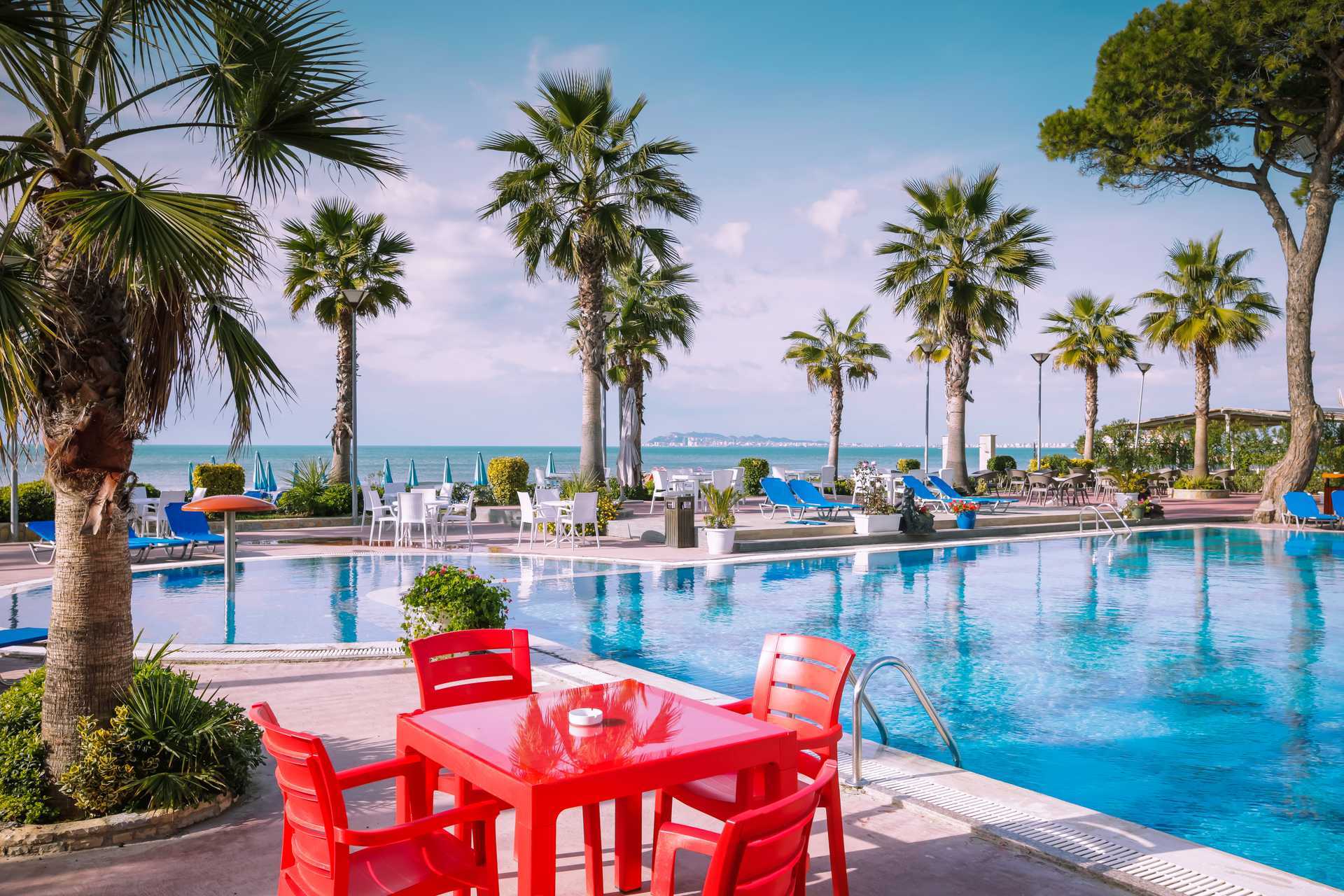 Poolområdet på hotell Fafa Premium vid Durres riviera i Albanien.