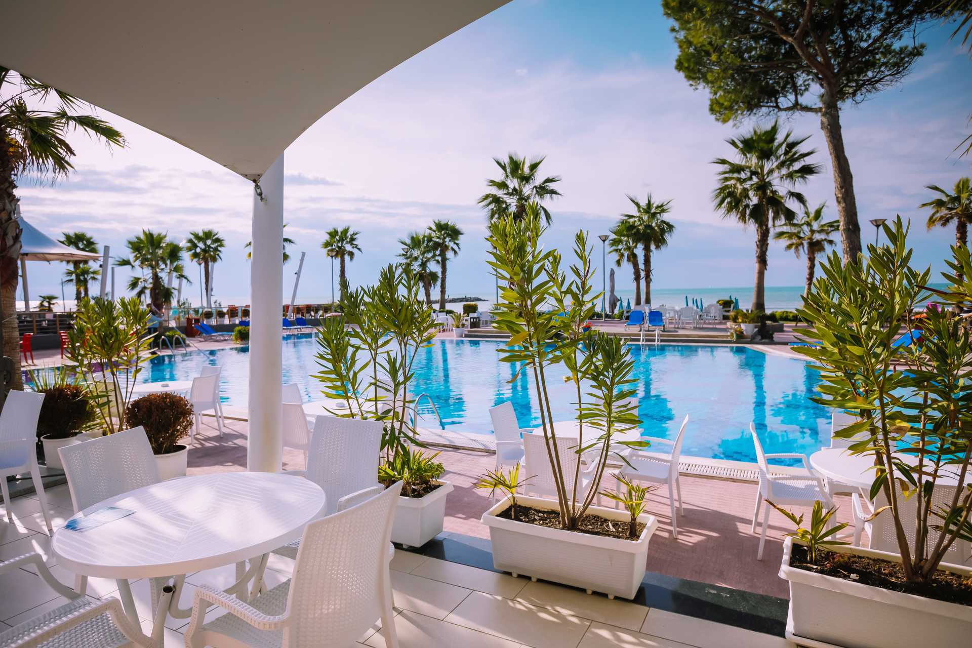 Poolbar på hotell Fafa Premium vid Durres riviera i Albanien.