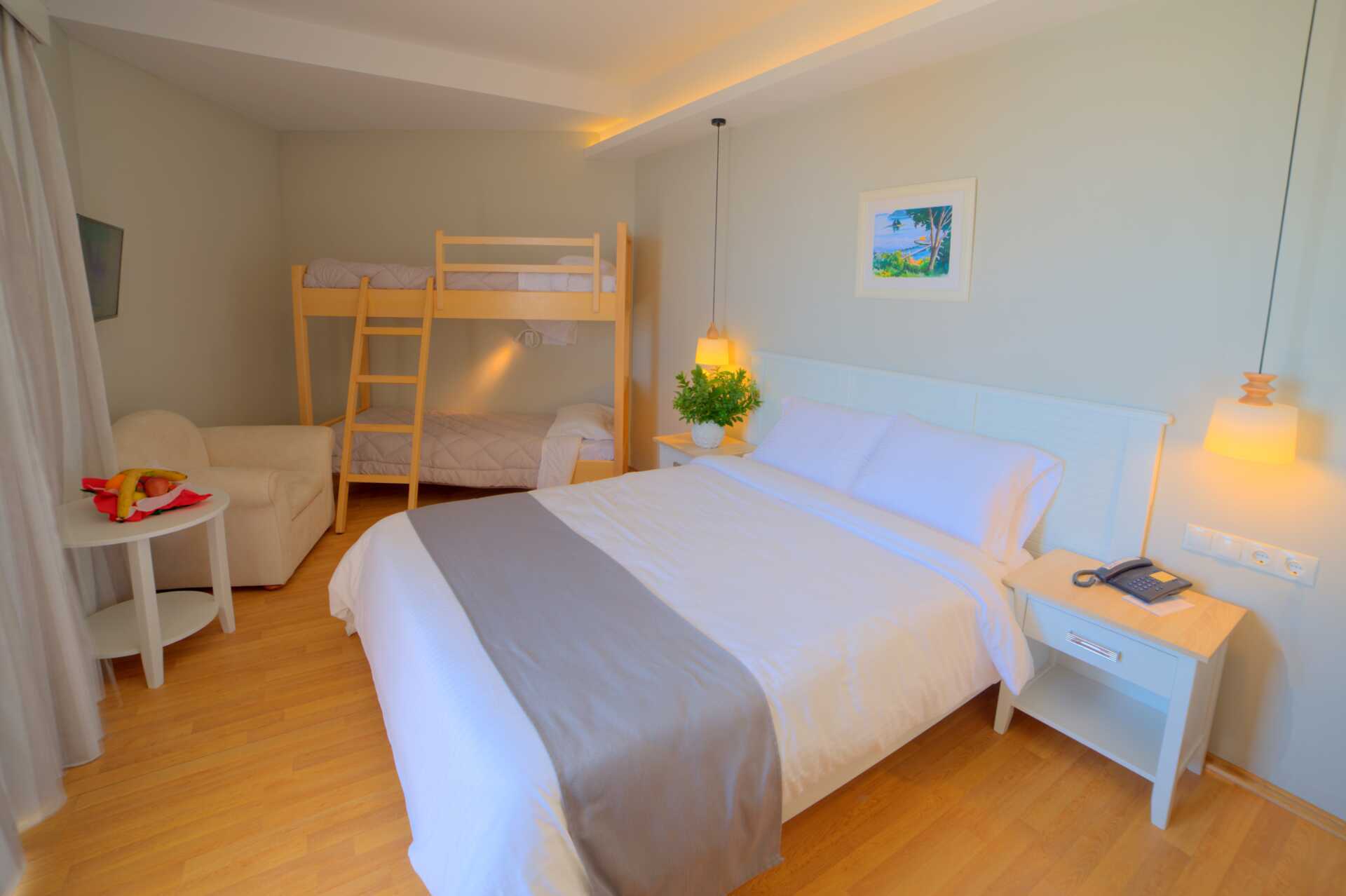 Familjerum på hotell Elea Beach i Dassia på Korfu, Grekland.