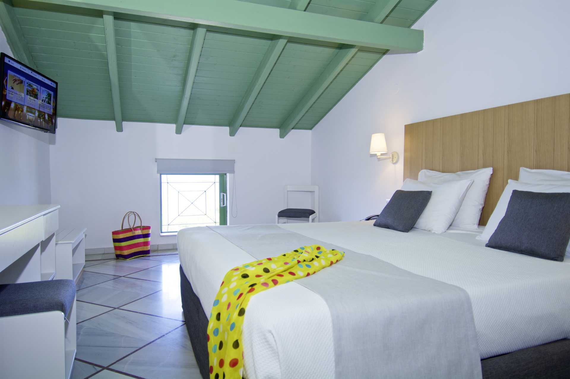 Familjerum på hotell Samaina Inn i Karlovassi på Samos.