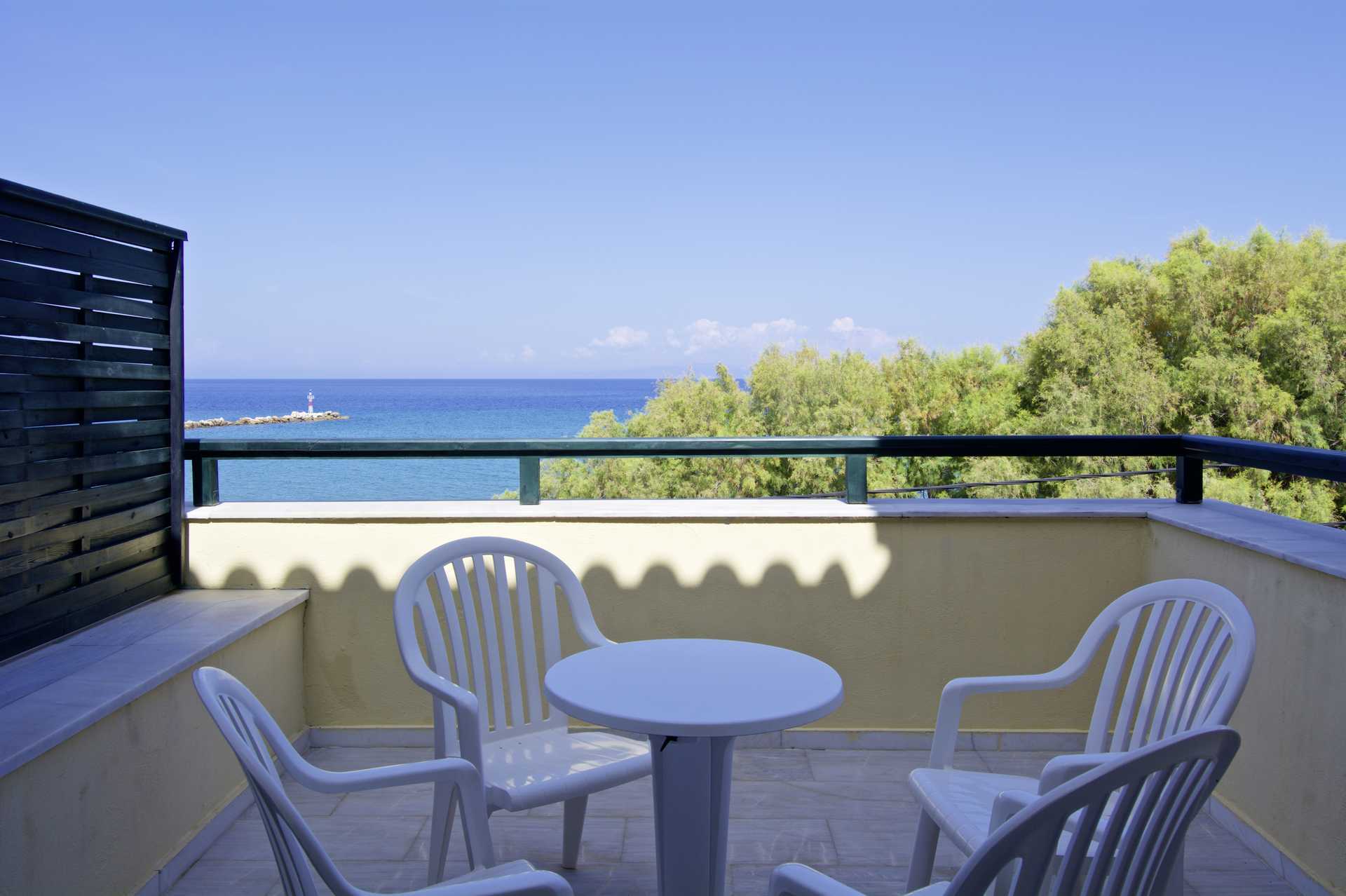 Familjerum på hotell Samaina Inn i Karlovassi på Samos.