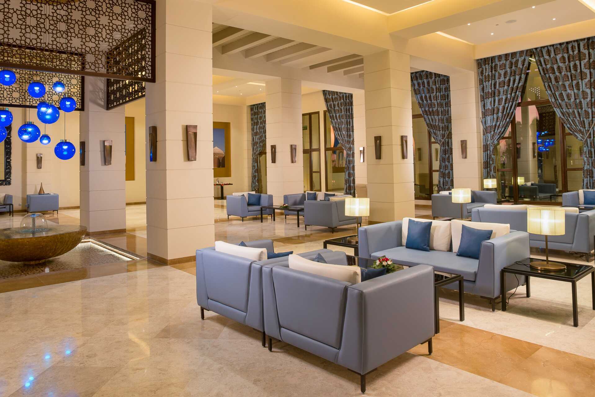 Lobbyn på Fanar Hotel & Residences i Salalah, Oman.