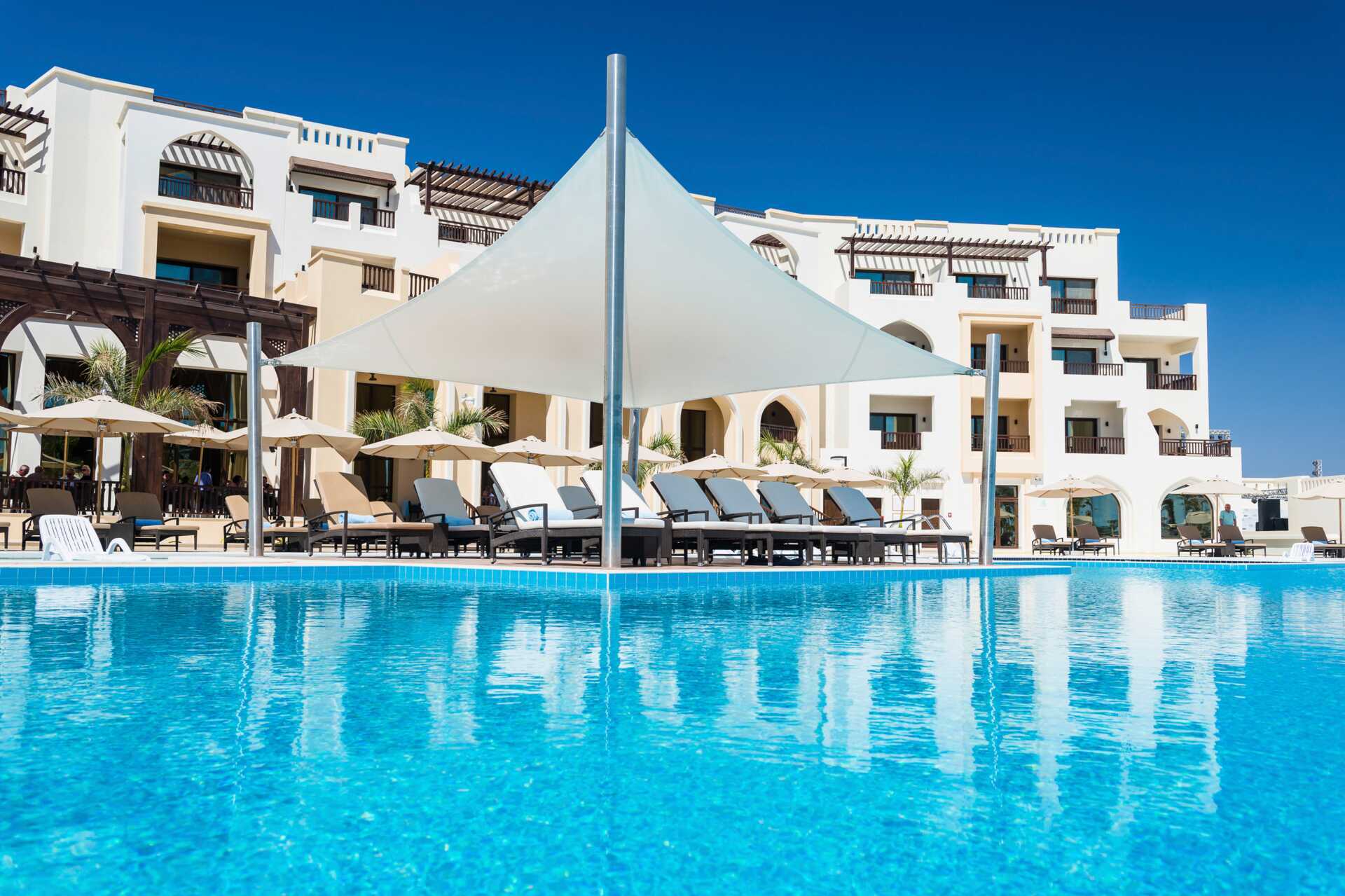 Poolområdet på Fanar Hotel & Residences i Salalah, Oman.