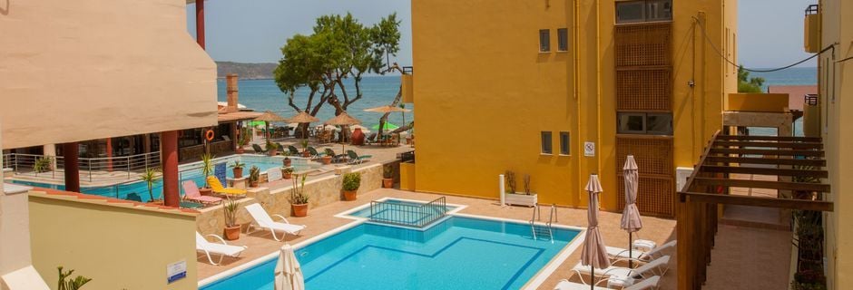 Pool på hotell Faros i Kato Stalos, Kreta.