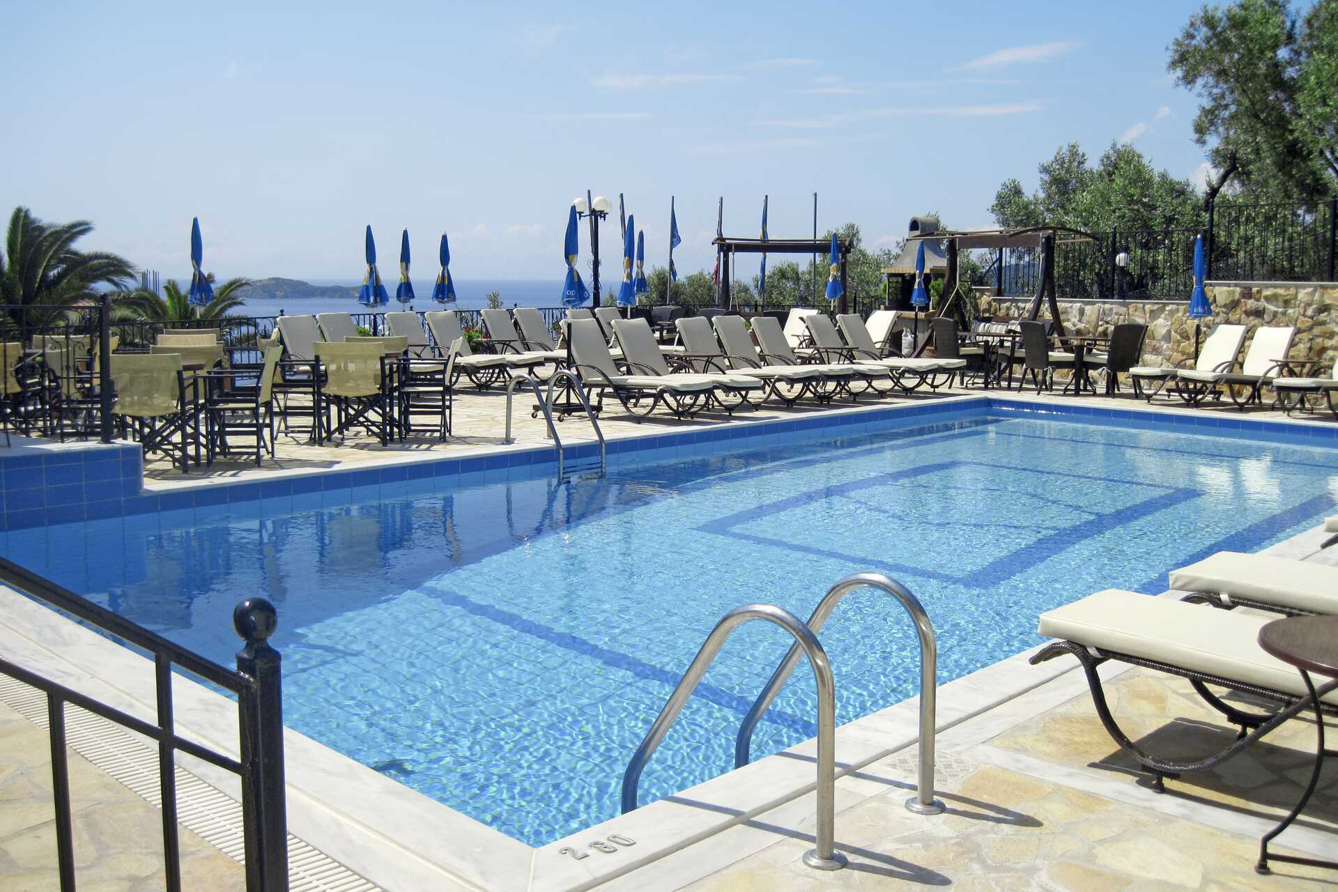 Poolen på hotell Elias i Megali Ammos på Skiathos, Grekland.