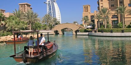 Ta en båttur i kanalen vid Madinat Jumeirah, Dubai, Förenade Arabemiraten.