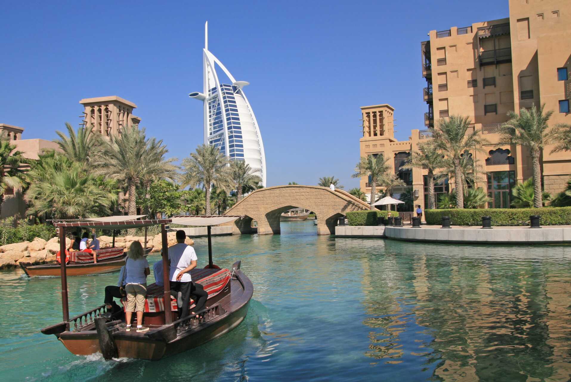 Ta en båttur i kanalen vid Madinat Jumeirah, Dubai, Förenade Arabemiraten.